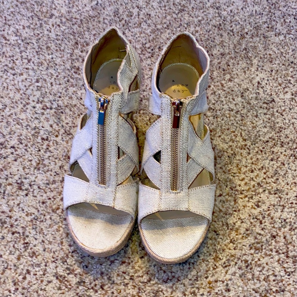 Size 9 zip up heels